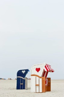 Roofed wicker beach chairs with hearts