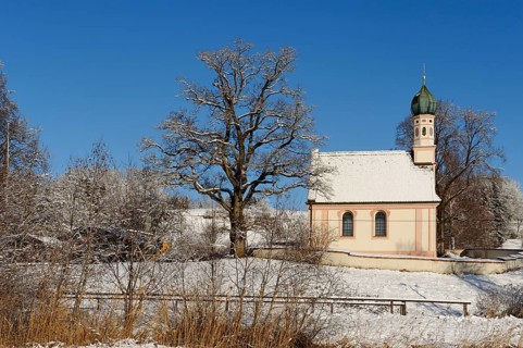 Ramsachkircherl or Church of St. George in winter in the Murnauer Moos