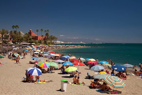 The busy Playa de Santa Ana beach and Castillo El Bil-Bil castle