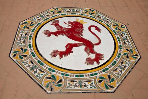 Ceramic figure of a lion on the floor in the Plaza de Espana