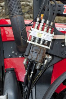 Quick release hydralic bracket on tractor for powering loader