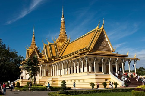 Tourists visiting the Preah Thineang Dheva Vinnichay throne hall