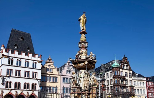 Petrusbrunnen fountain on Hauptmarkt square