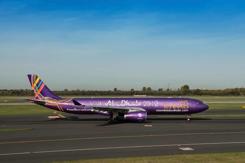 Aircraft of Etihad Airways with the slogan 'Visit Abu Dhabi'
