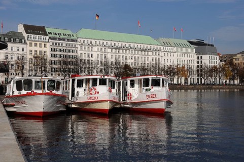 Alsterdampfer boats in front of the Hotel Vier Jahreszeiten