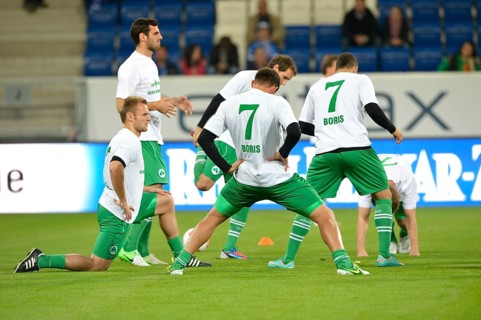 Team SpVgg Greuther Furth during warm-up wearing shirts of Boris VUKCEVIC