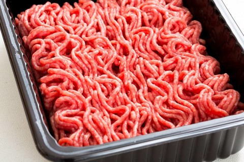 Minced meat in plastic tray.