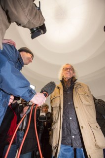 The artist Christo with journalists at the opening of the exhibition of the Christo-installation "Big Air Package" in the Gasometer Oberhausen