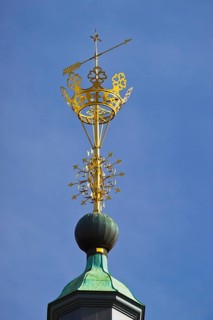 Kroenchen sculpture on the steepletop of Nikolaikirche Church