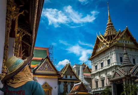 A construction worker watching the Chakri Maha Prasat