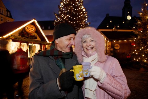 An elderly couple at the Christmas market in Annaberg-Buchholz