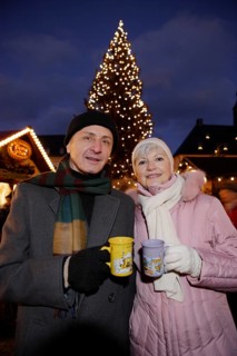 An elderly couple at the Christmas market in Annaberg-Buchholz
