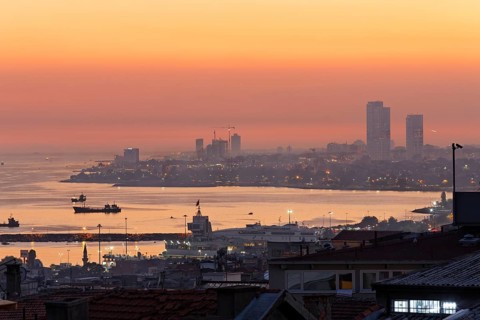 Evening mood on the shore of the Marmara Sea