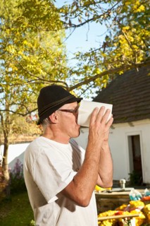 Man drinking freshly squeezed apple juice