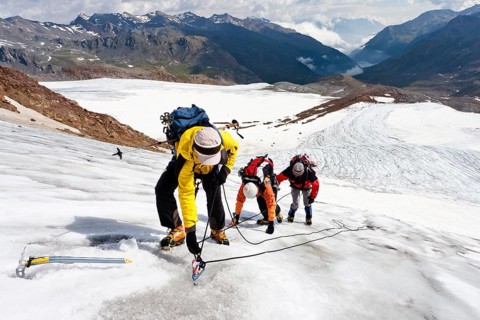 Climbers climbing Zufallferner glacier