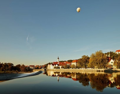 Balloon over the country's old town