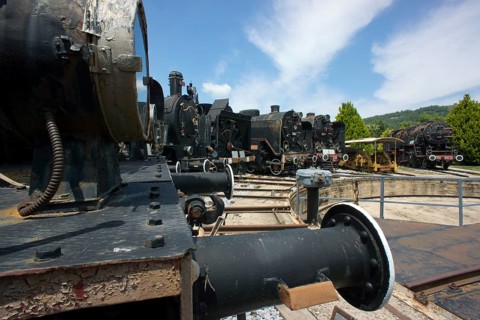 4 locomotives standing in front of the turntable