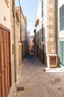 Alleyway in the mountain village of Estellencs