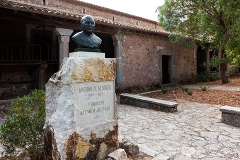 Monument to Antoni M. Algover