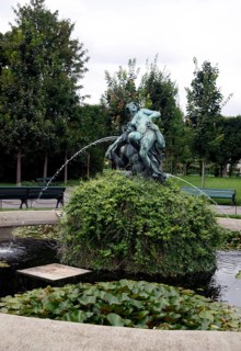 Fountain in Volksgarten park