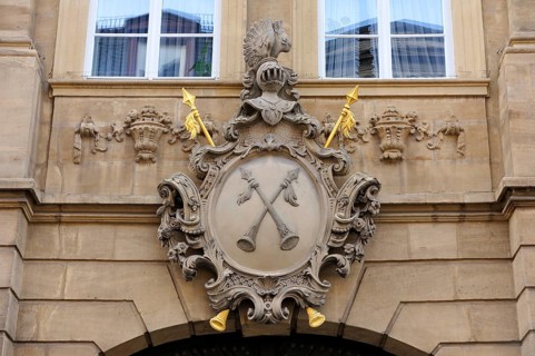 Two crossed halberds on the arms of the Krackhardt merchant family at their former building