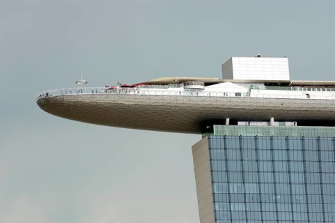 Protruding roof garden