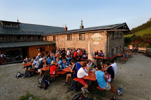 Mountain bikers resting at Steinling Alm