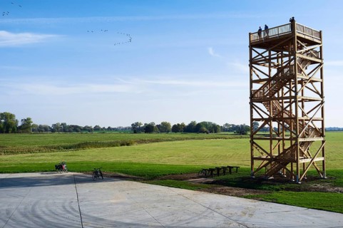 Bird protection tower at Boizenburger Deichweg dyke route