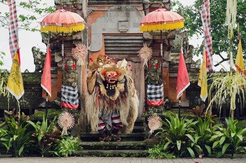 Barong dance in front of a Hindu temple with decorations in Batubulan