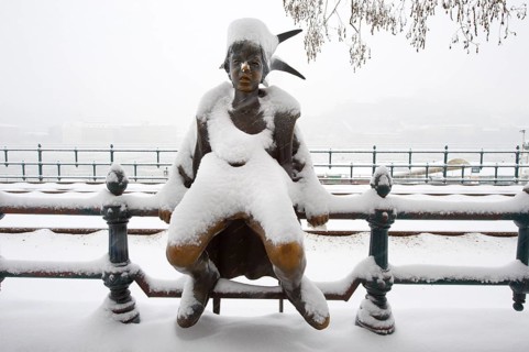 Bronze statue on the Danube Bank in the snow