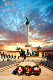 The Cenotaph and Memorial Column in Hosok tere