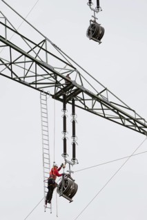 Lineman working with a wire rope hoist on a 380-kV long-distance line owned by the 50Hertz transmission system operator