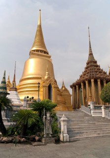 Phra Sri Rattana Chedi and Phra Mondop