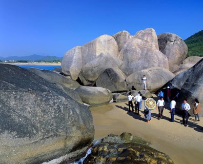 Tour group at Tianya Haijiao