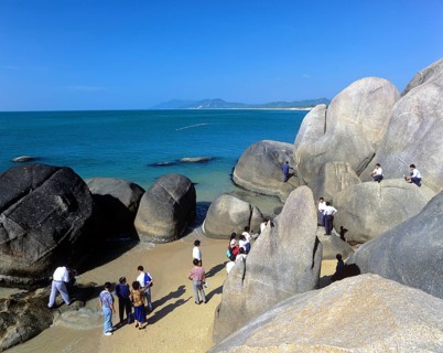 Tour group at Tianya Haijiao