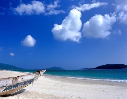 Boat on Dadonghai Beach