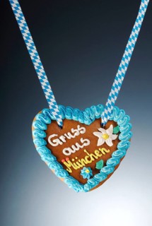 Gingerbread heart with the message 'Gruss aus Muenchen'