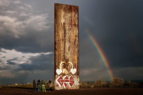 Four people standing next to the steel slab on Schurenbachhalde