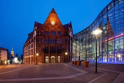 Old town house with the Berswordt-Halle at dusk