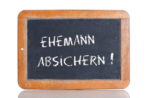 Old school blackboard with the words EHEMANN ABSICHERN!