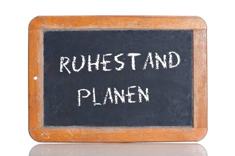 Old school blackboard with the words RUHESTAND PLANEN