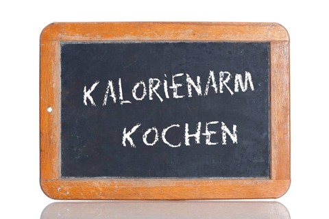 Old school blackboard with the term KALORIENARM KOCHEN