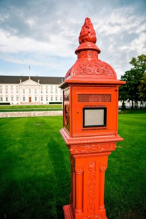 Emergency telephone in front of Schloss Bellevue Palace