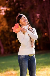 Young woman holding autumn leaves
