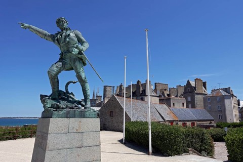 Statue of the privateer captain Robert Surcouf on the city's fortifications
