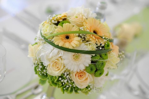 Table decoration of a wedding table with wedding bouquet