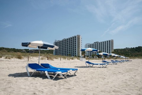 Sunshades and sun loungers on the beach of Son Bou