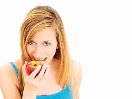 Young woman eating an apple