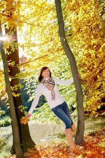 Young woman holding autumn leaves