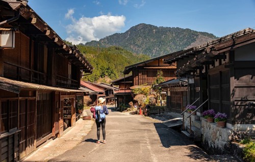 Hiker on the Nakasendo path (ä¸­å±±é“ Central Mountain Route)